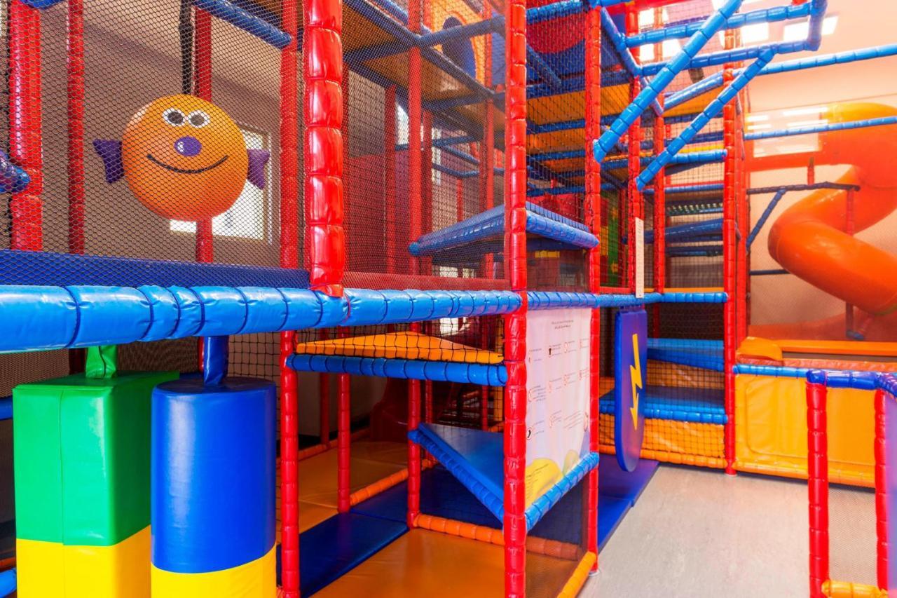 Le Meridien Mina Seyahi Beach Resort & Waterpark Дубай Екстериор снимка An indoor playground