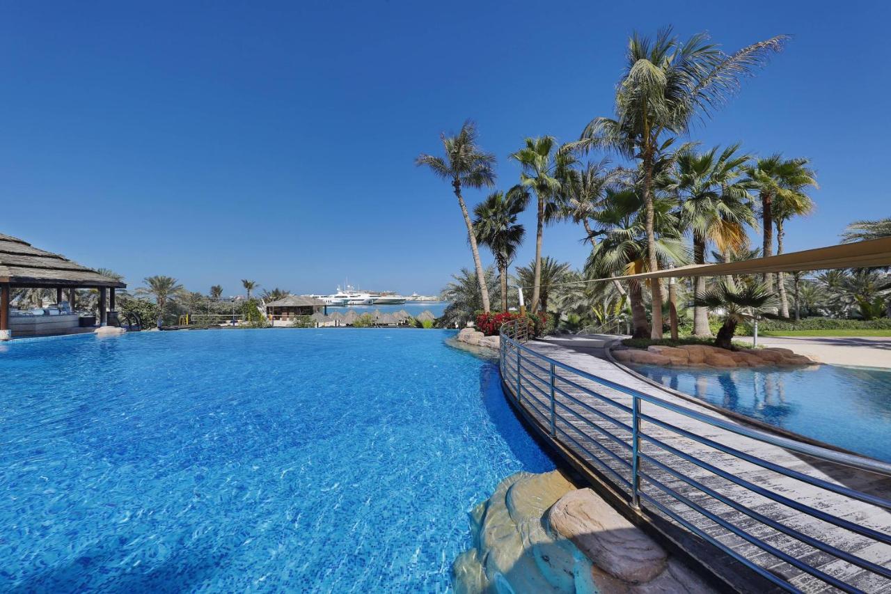 Le Meridien Mina Seyahi Beach Resort & Waterpark Дубай Екстериор снимка The swimming pool at the resort