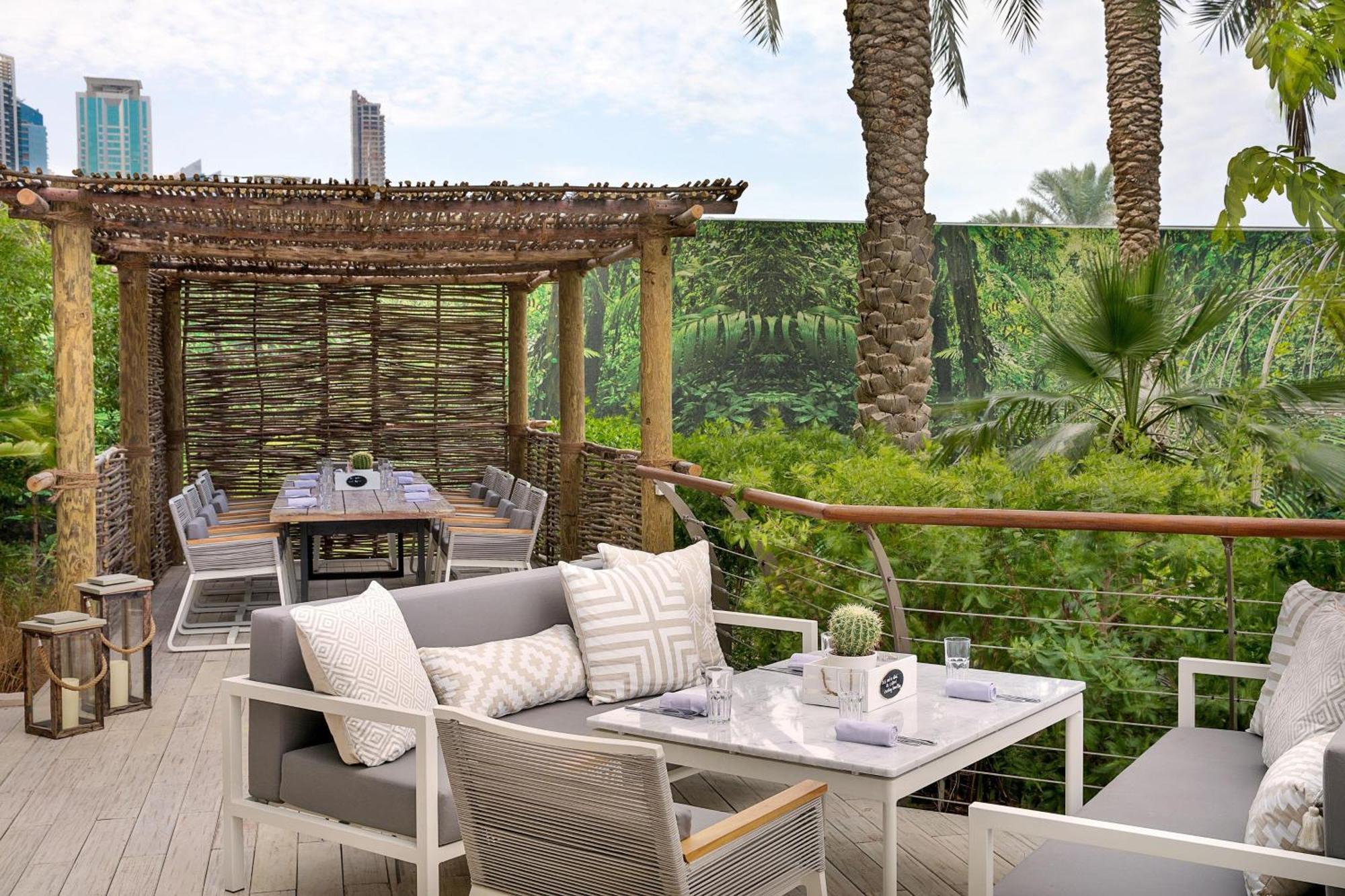 Le Meridien Mina Seyahi Beach Resort & Waterpark Дубай Екстериор снимка The Deck