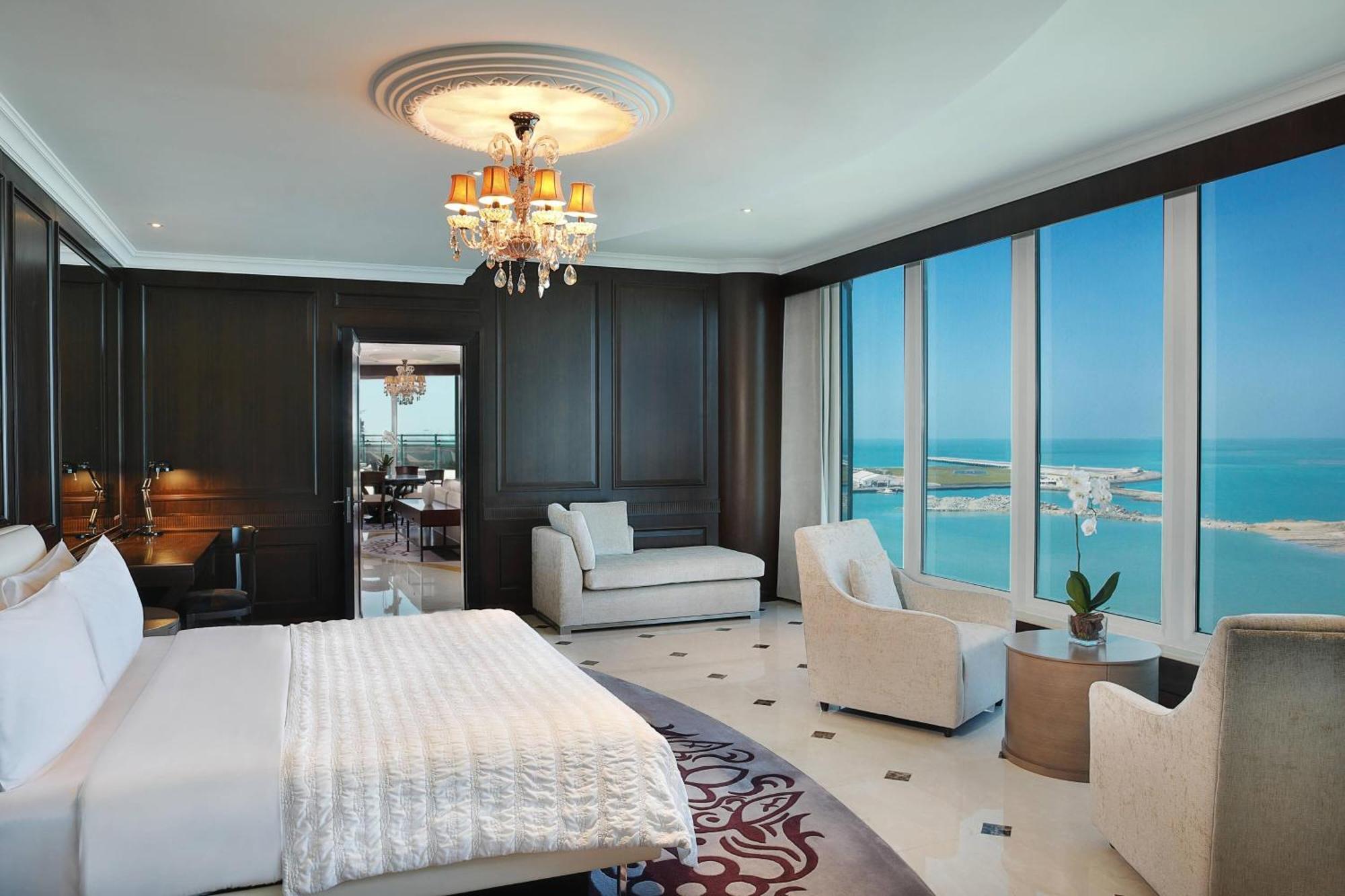 Le Meridien Mina Seyahi Beach Resort & Waterpark Дубай Екстериор снимка A bedroom at the Atlantis, The Royal