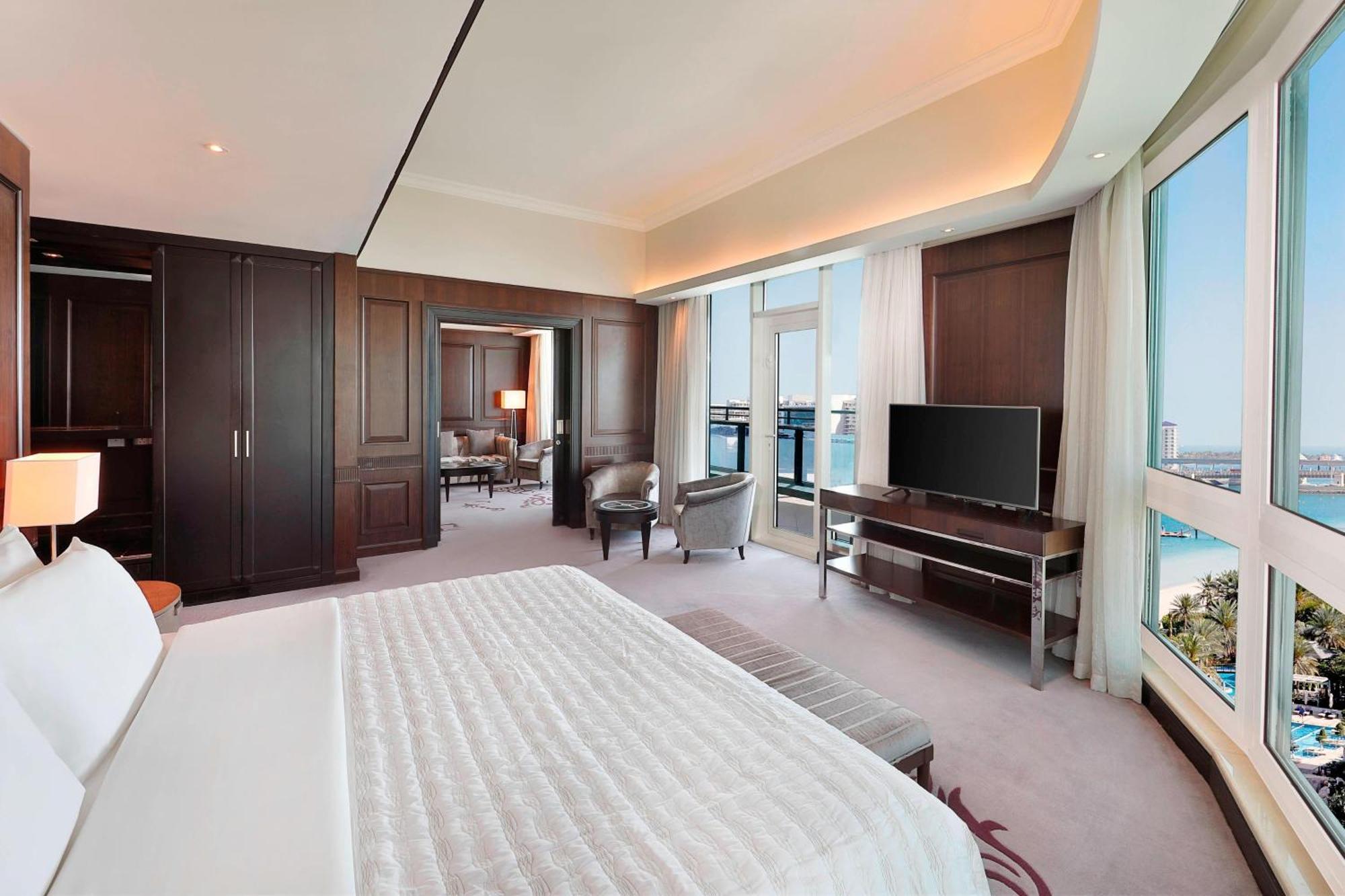 Le Meridien Mina Seyahi Beach Resort & Waterpark Дубай Екстериор снимка A suite at the Westin Dubai