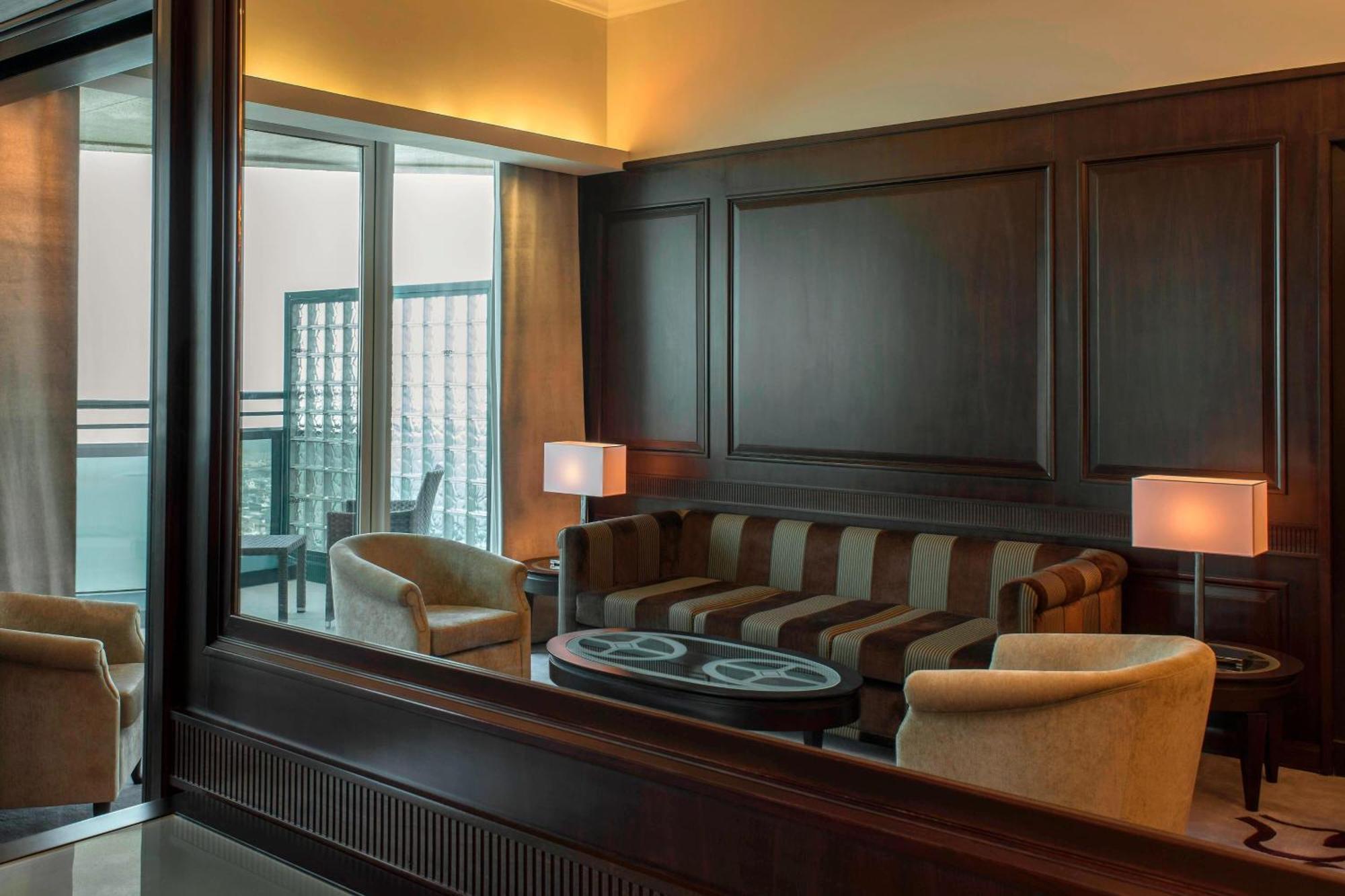 Le Meridien Mina Seyahi Beach Resort & Waterpark Дубай Екстериор снимка The Club Lounge at the hotel