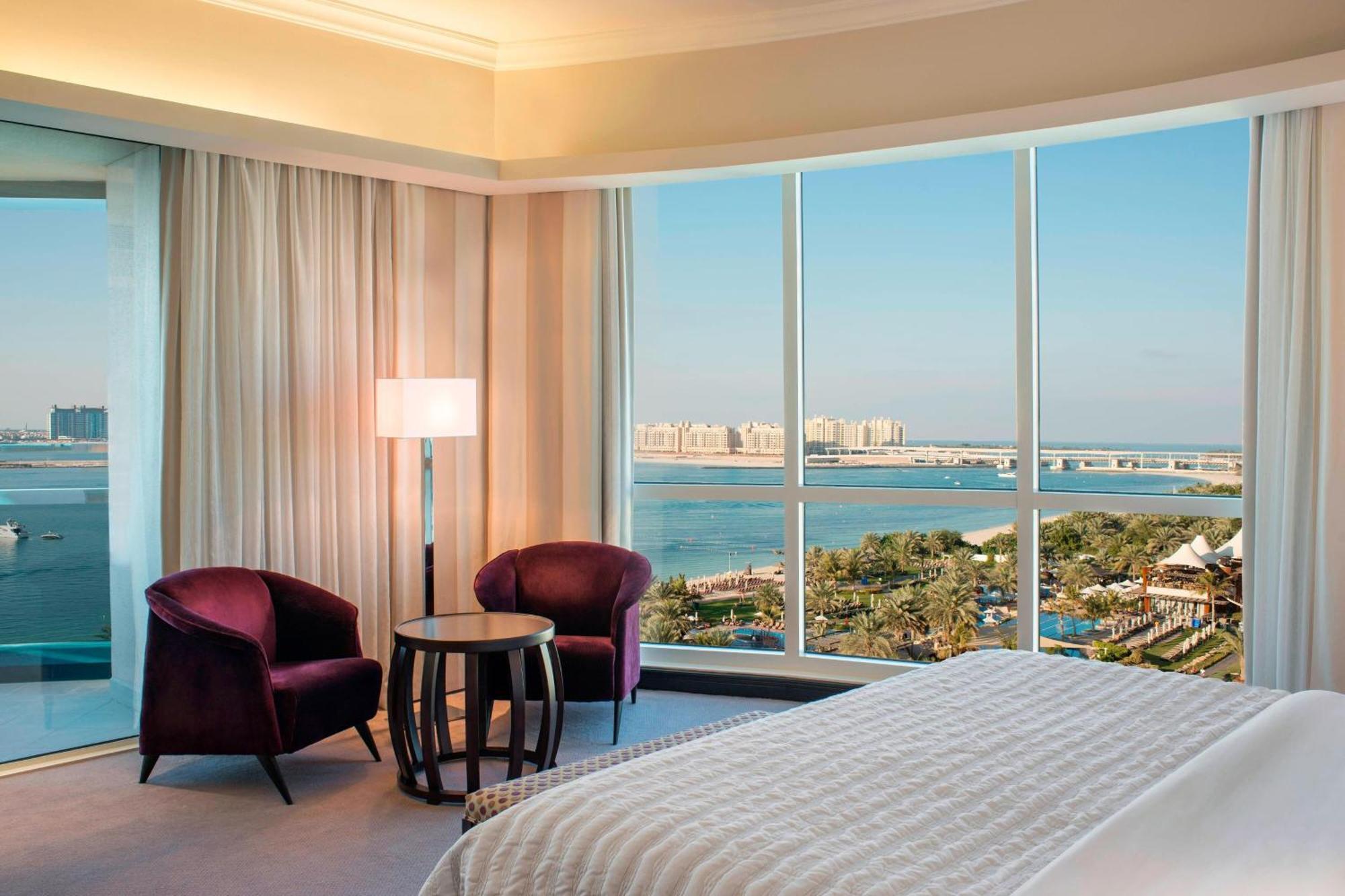 Le Meridien Mina Seyahi Beach Resort & Waterpark Дубай Екстериор снимка A guest room at the Jumeirah Beach Hotel