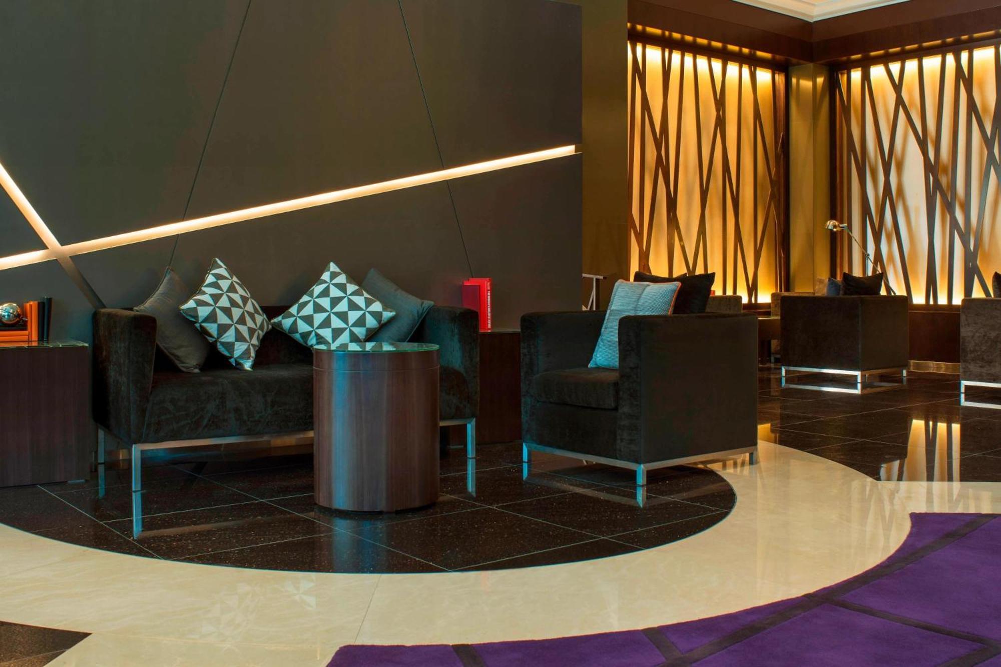 Le Meridien Mina Seyahi Beach Resort & Waterpark Дубай Екстериор снимка The lobby of the hotel